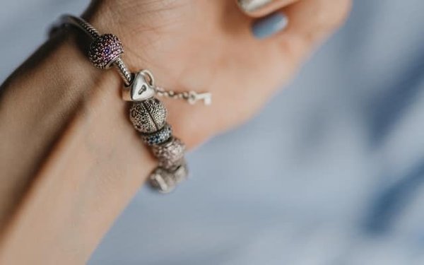 Quels sont les matériaux et les techniques de fabrication des bijoux ?