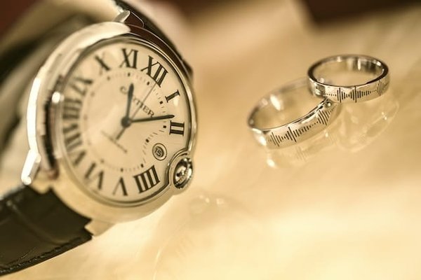 Quelles sont les traditions et les symboles des bijoux de mariage en France ?