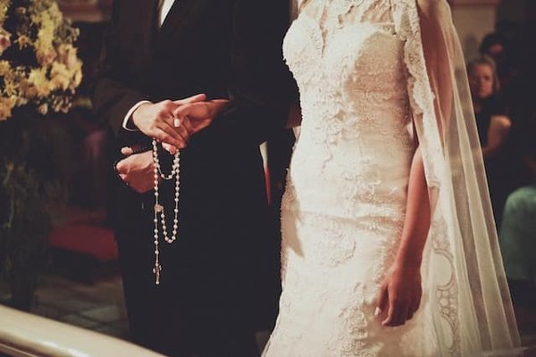 Comment offrir des bijoux à ses témoins et à ses invités de mariage ?