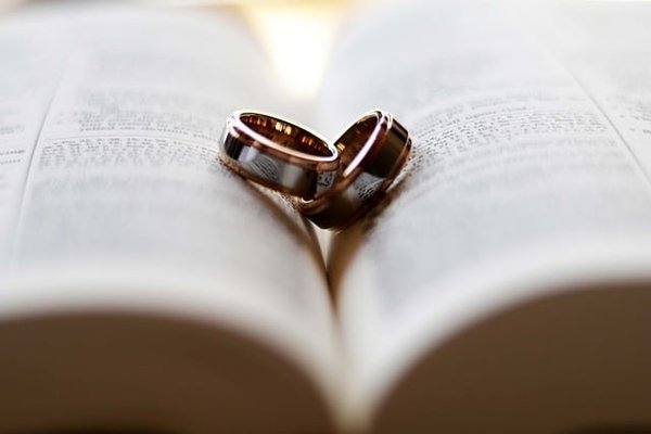 Comment choisir le bijou de mariage adapté à votre robe, à votre coiffure et à votre thème ?