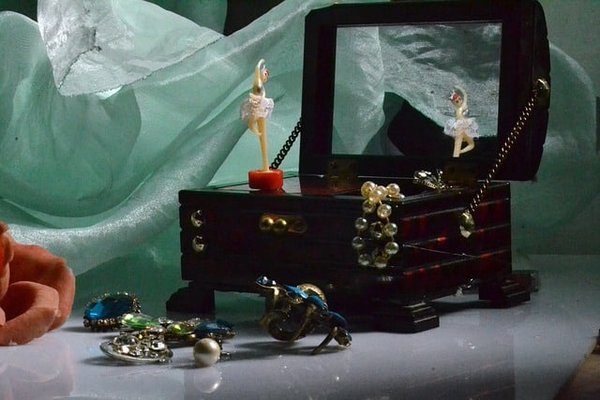 Comment entretenir et restaurer vos bijoux vintage ?