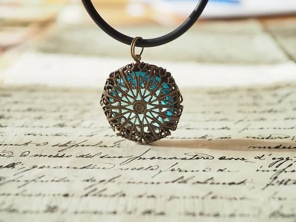 Quelles sont les meilleures marques et les meilleurs sites pour acheter des bijoux vintage de qualité ?